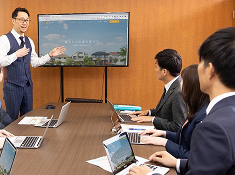 お客様に説明する山本 託也
